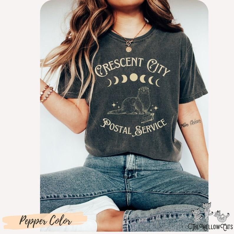 Crescent City Postal Service T-Shirt, OFFIZIELL LIZENZ Sarah J. Maas SJM Merch House of Earth and Blood Shirt Ruhn...
