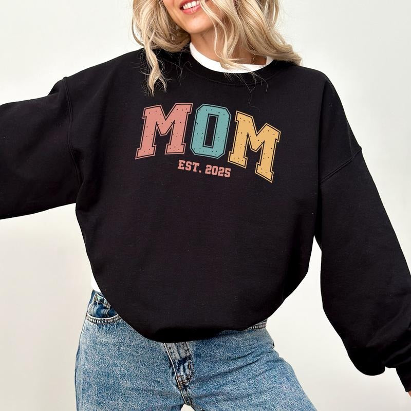 Personalized Mom Est Sweatshirt, Personalized Mom Hoodie, Mom Est 2025, Pregnancy Announcement Clothing, New Mom Gift, Gift for Mom T-Shirt