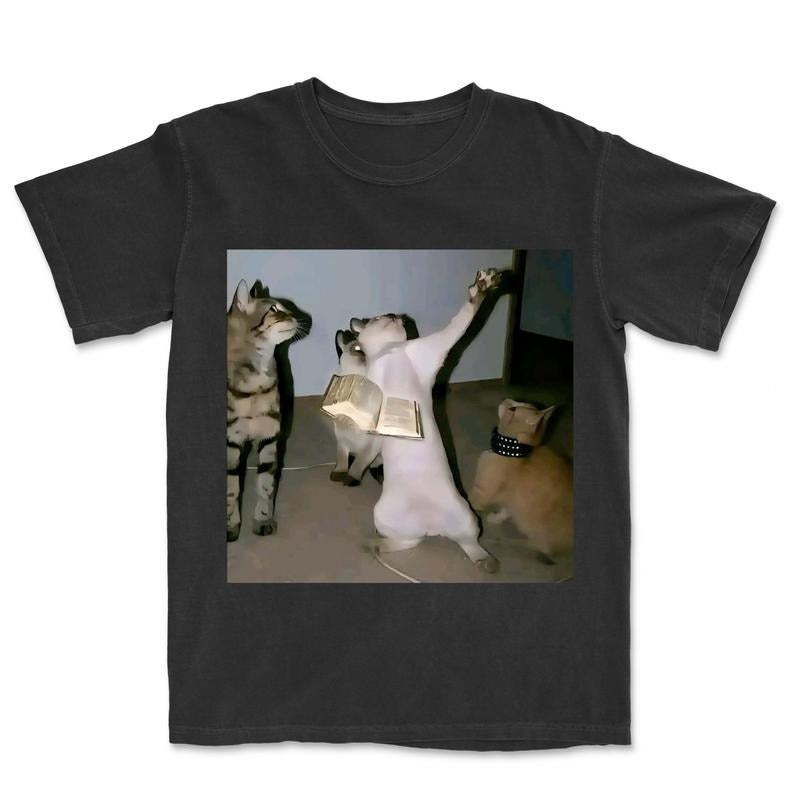 Playing attack on titan vr for first time T-Shirt, Cat Love Vintage Graphic Tee, Cat Solos - Funny Shirt, Women's T-shirts Streetwear Top