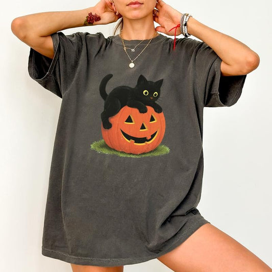 ChicCotton Vintage Black Cat On Pumpkin Comfort Colors Shirt, Retro 90s Halloween T-shirt, Fall Season Graphic Tee, Cat Lovers Clothing