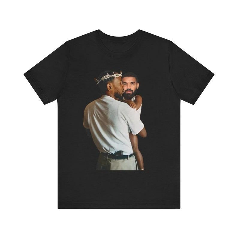 Kendrick Holding Baby Drake Beef - Drake vs. Kendrick Lamar Beef. T-Shirts, Hoodie, Sweatshirt | InkThreadWorks.com
