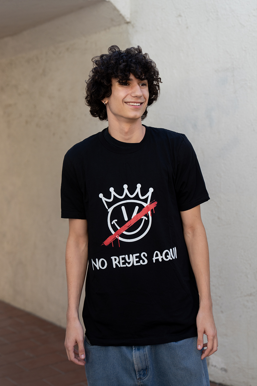 No Reyes Aqui T-Shirt (Black) Hoodie, Sweatshirt | InkThreadWorks.com (Image 1)
