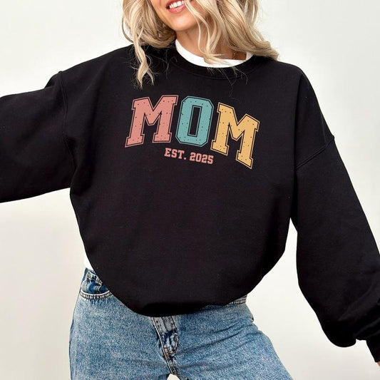 Personalized Mom Est Sweatshirt, Personalized Mom Hoodie, Mom Est 2025, Pregnancy Announcement Clothing, New Mom Gift, Gift for Mom T-Shirt