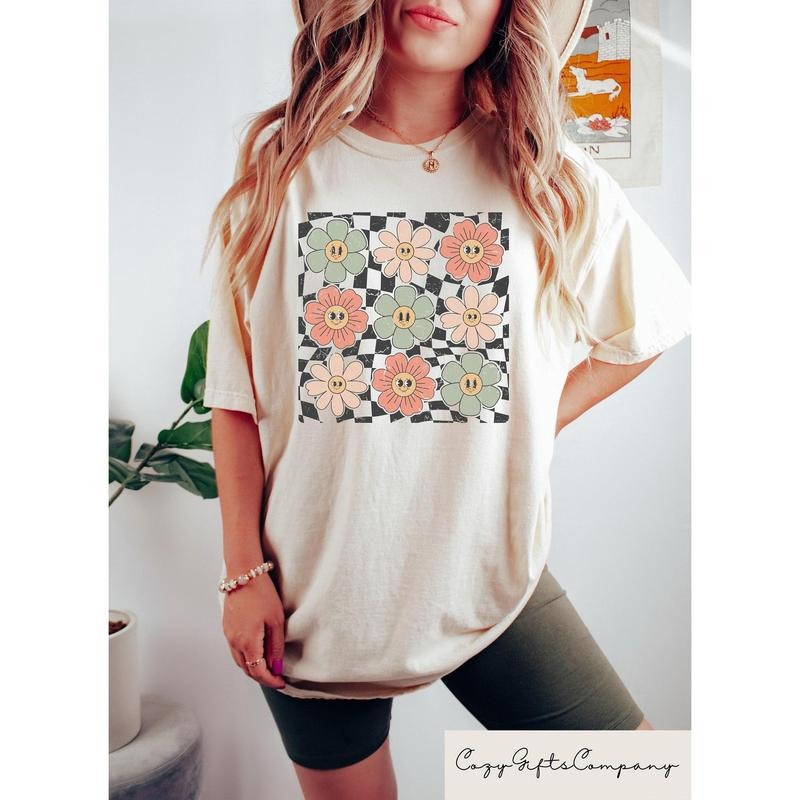 Retro Checkered Flower Shirt, Retro Flowers Tshirt, Comfort Summer Shirt, Boho Flower Shirt, Boho Hippie Tee, Trendy Summer Graphic Tee