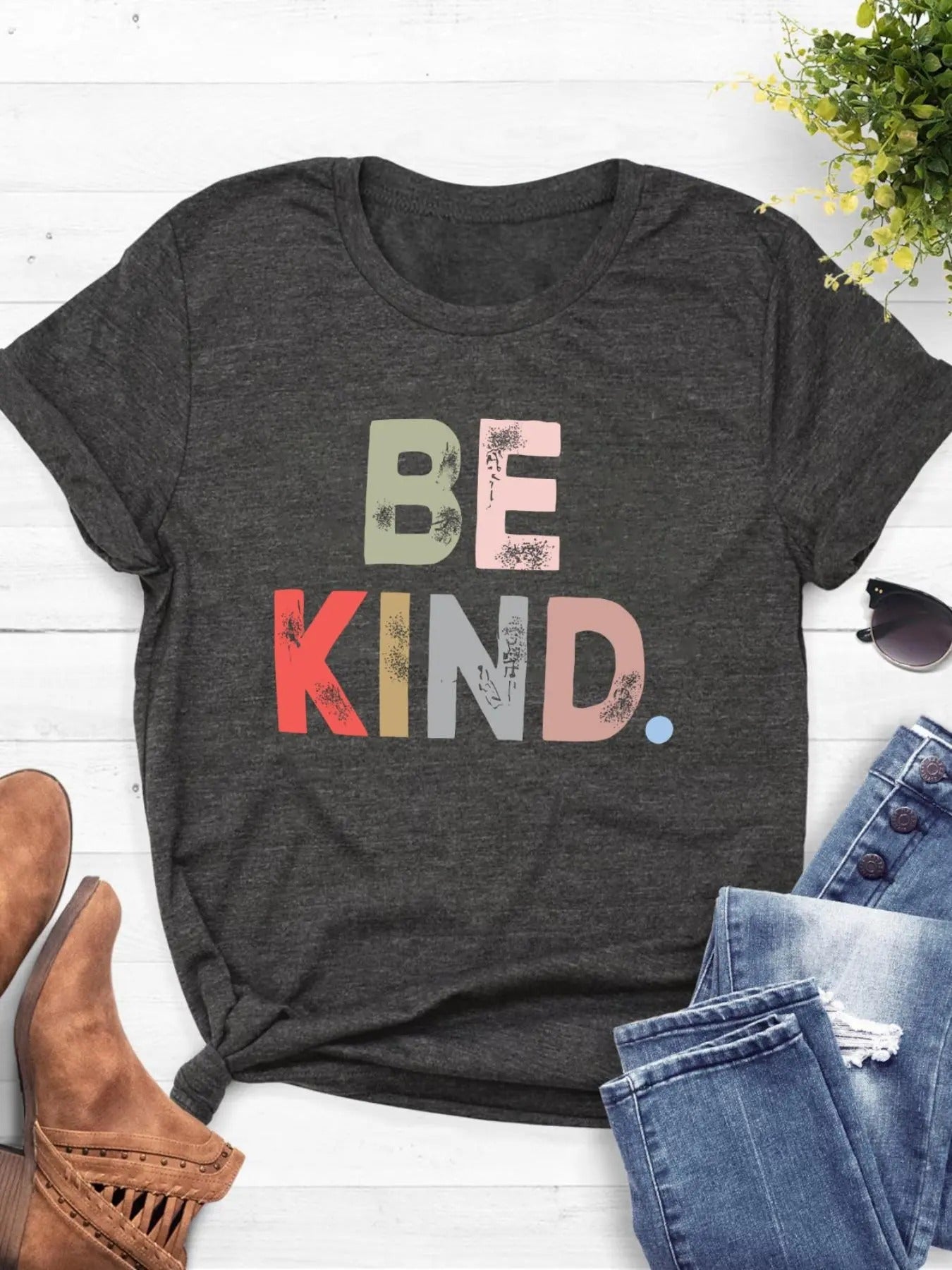 Women's "BE KIND" Letter Print Round Neck Graphic Tee, Vintage Trendy Casual Short Sleeve T-shirt For Daily Wear, Ladies Summer Outfit