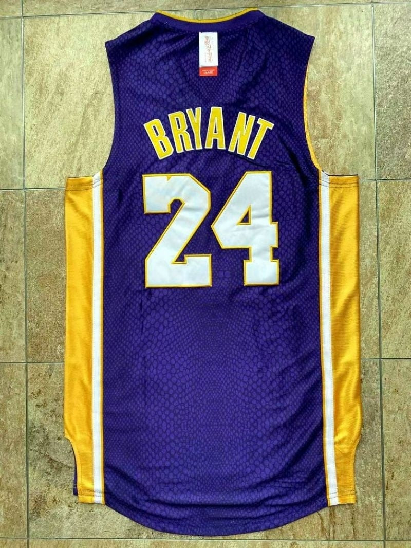 los angeles lakers #24 kobe bryant mitchell & ness Kobe Hall of Fame au Double-Sided Snakeskin Two-Tone Home Yellow 8 # Away Purple 24 # Embroidered Jersey Style 4